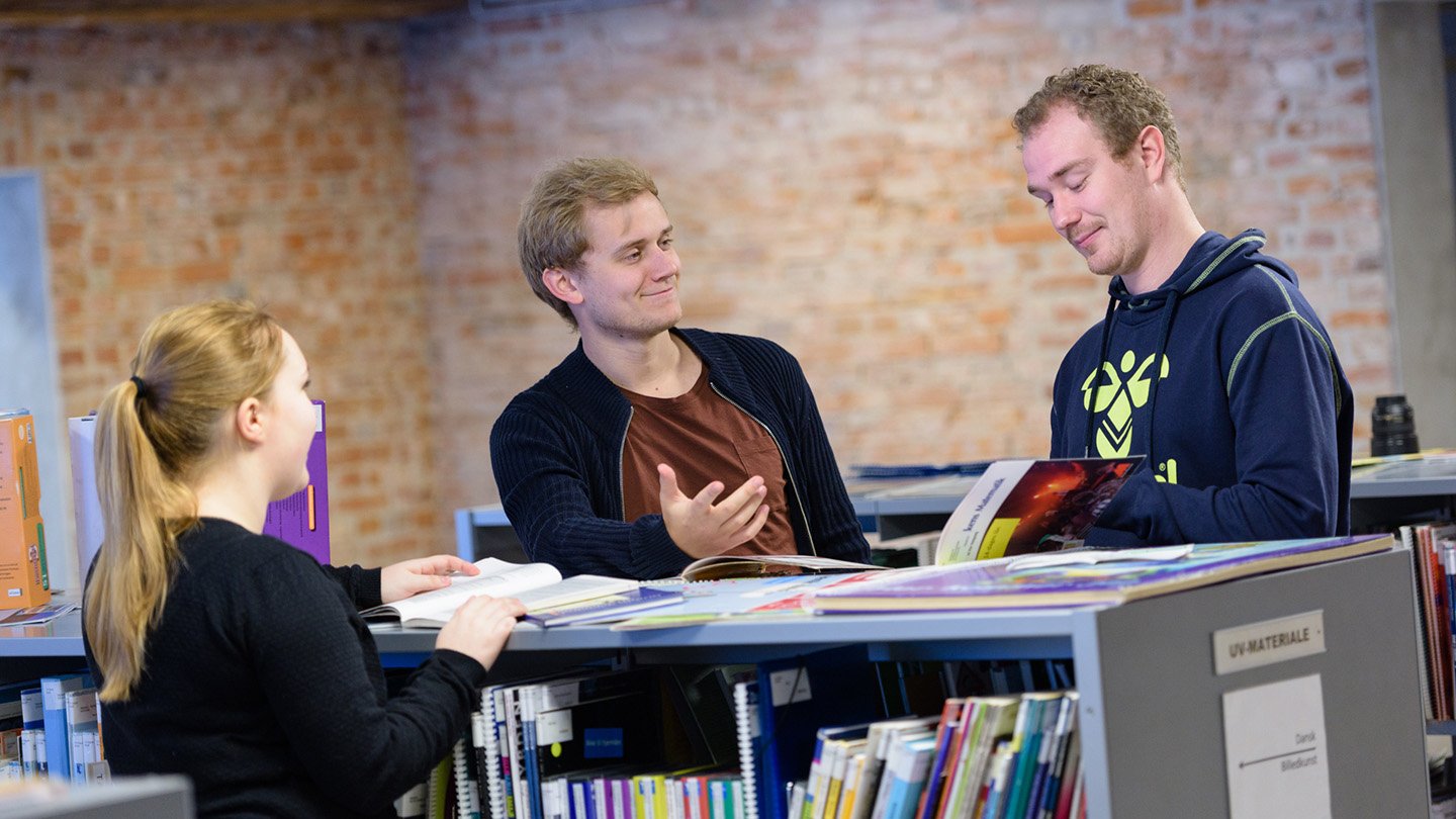 L&aelig;rer_udenfor skolen.jpg