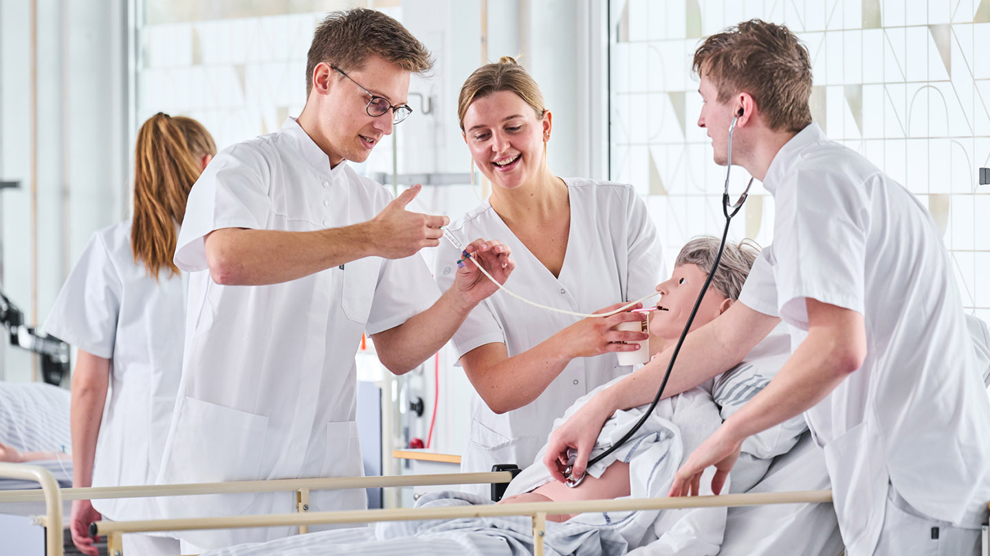 Sygeplejerskestuderende i Sim Lab.jpg