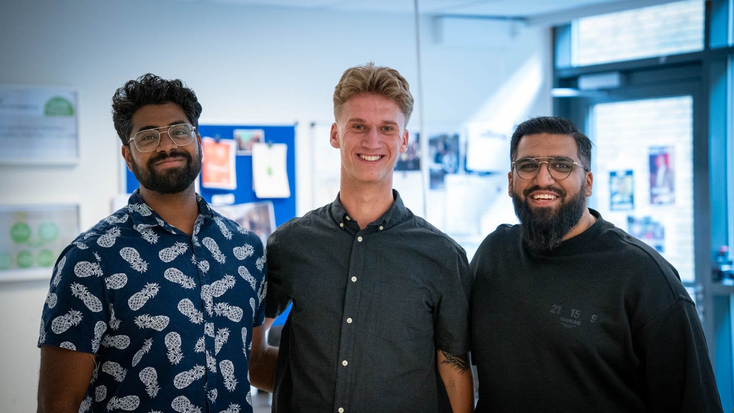 Mads sammen med Javeenan og Arif, som er projektkoordinatorer i Den Frie Rådgivning